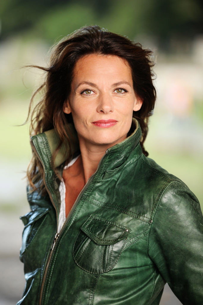 Susu Padotzke as Loretta in Reiterhof Wildenstein