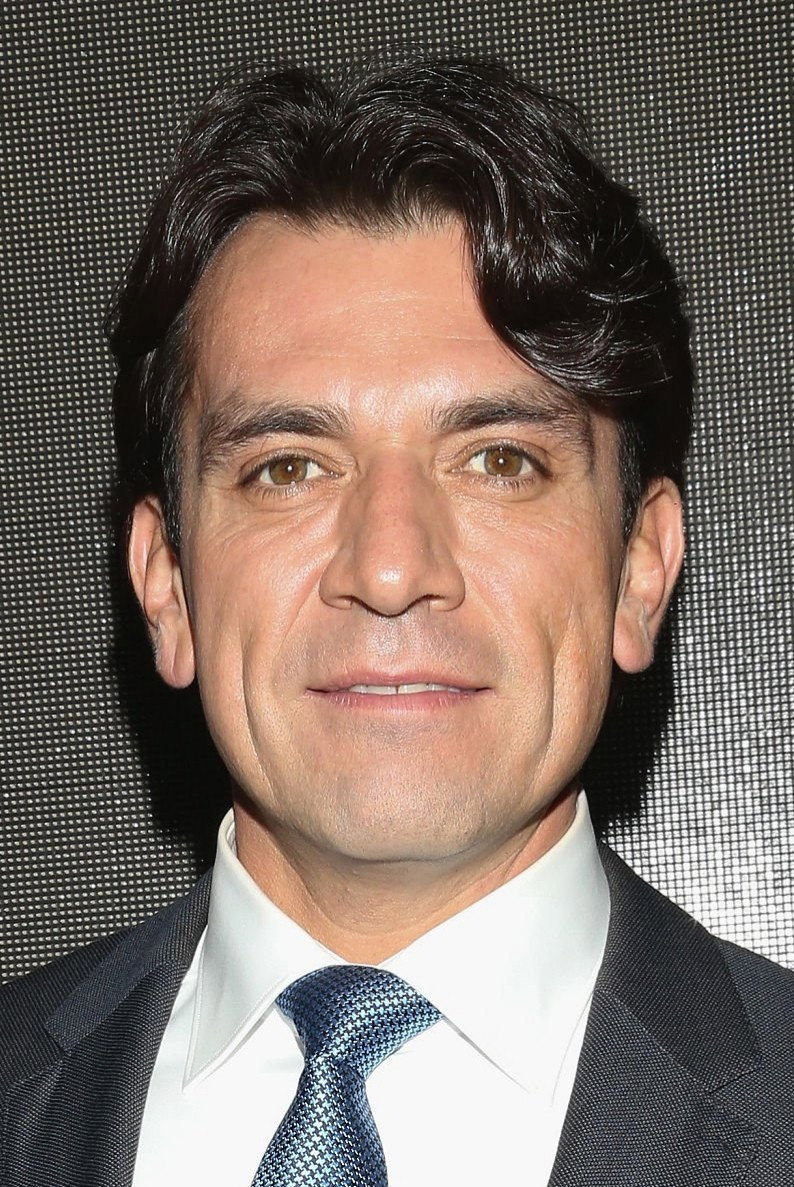 Jorge Salinas as Óscar Robles Reyes in Burning for Revenge