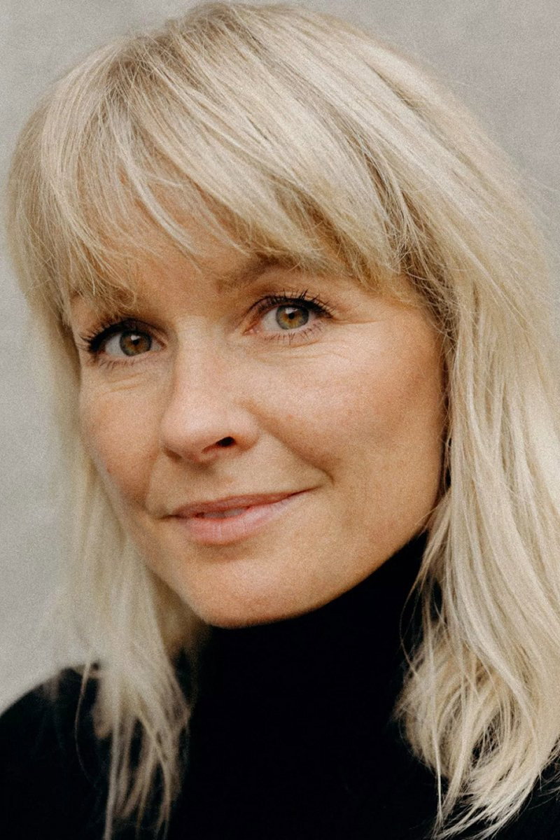 Signe Svendsen as Sanger / Musiker in Niels Hausgaard: Hvad munden er fuld af