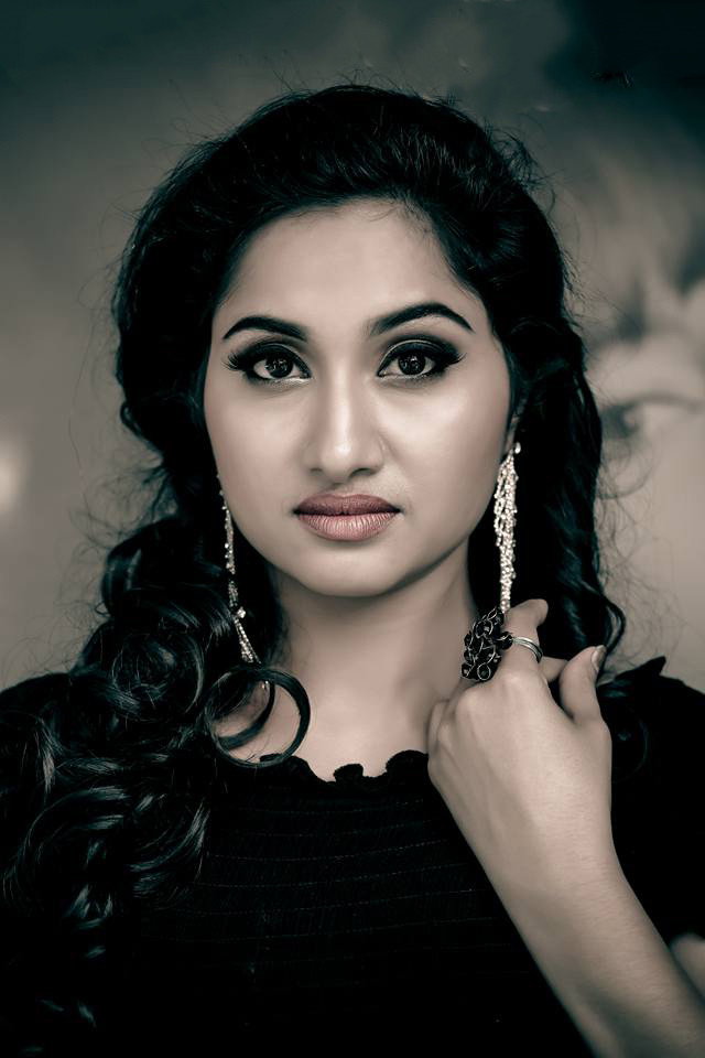 Niya Sankranthil as Maalu in 916 Kunjoottan