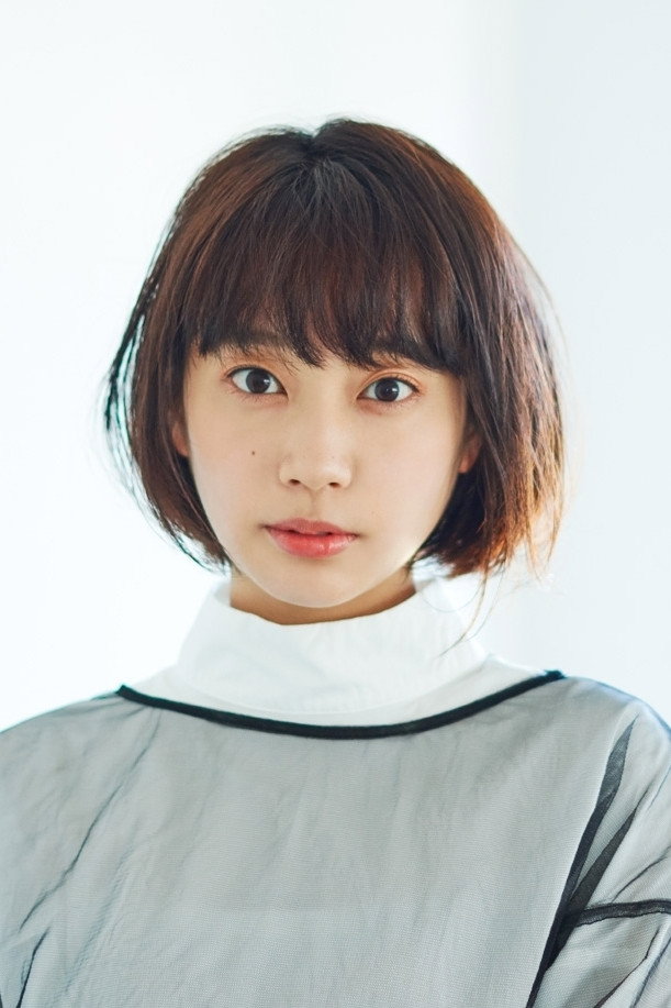 清水くるみ as Mika Shimura in Far Away, So Close