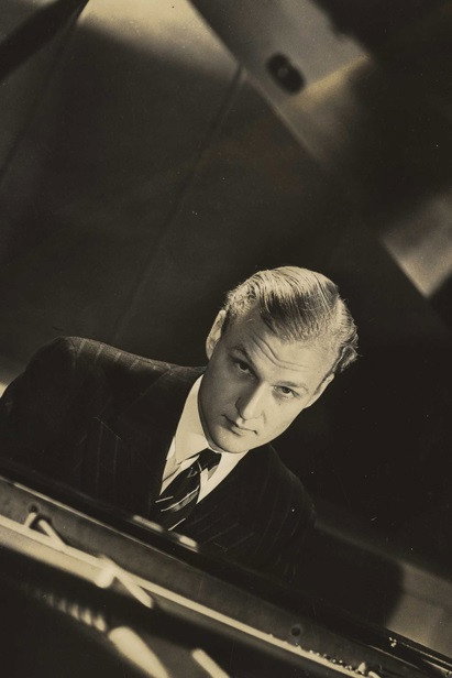 Dalies Frantz as Dimitri Marakov in Balalaika