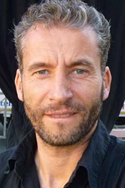 Gaëtan Wenders as Jean-Paul in Une chaîne pour deux