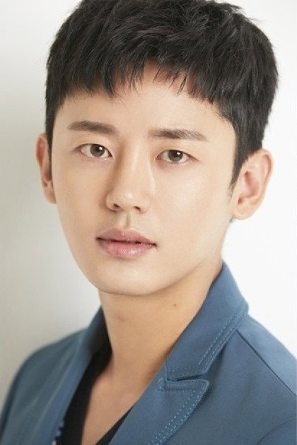 이지훈 as Min Woo-Won in Rookie Historian Goo Hae-Ryung