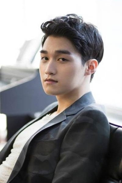 이익준 as Jun-woo in Night Flight