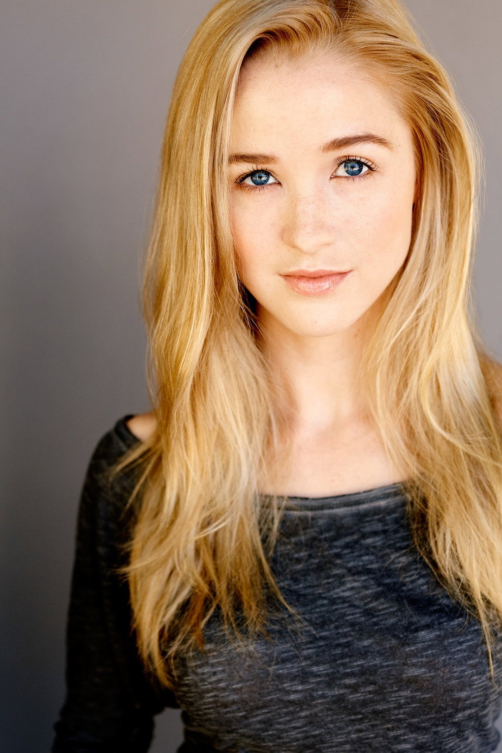 Lily Gibson as Stephanie in Four Cousins and a Christmas