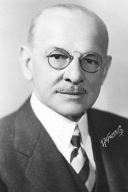 Robert McWade as A.E. Moore in Diamond Jim