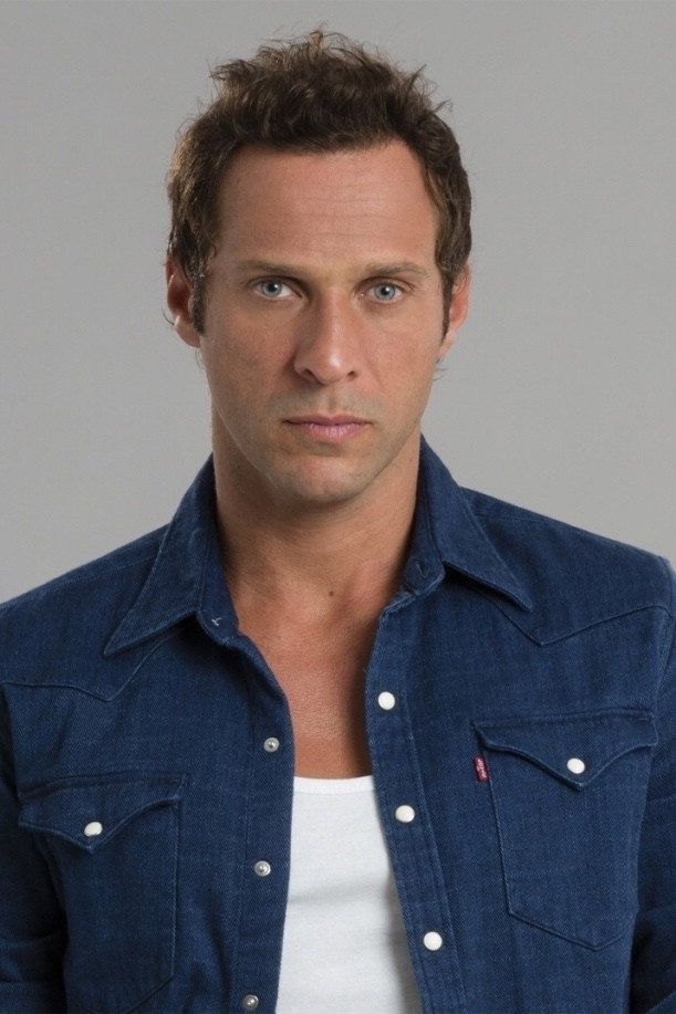 José Carlos Pereira as Pedro Salgado in Anjo Selvagem