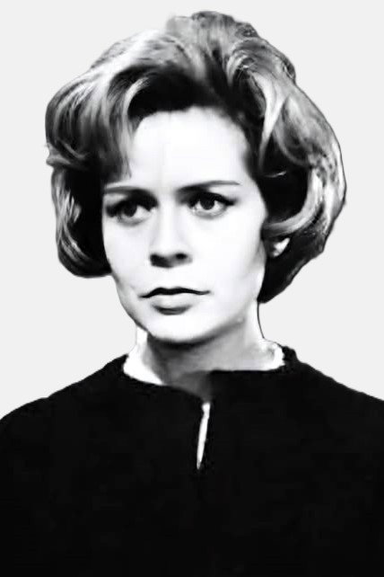 Montserrat Julió as Adela in La cuarta ventana