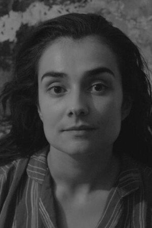 Tânia Dinis as Mãe in Low Tide