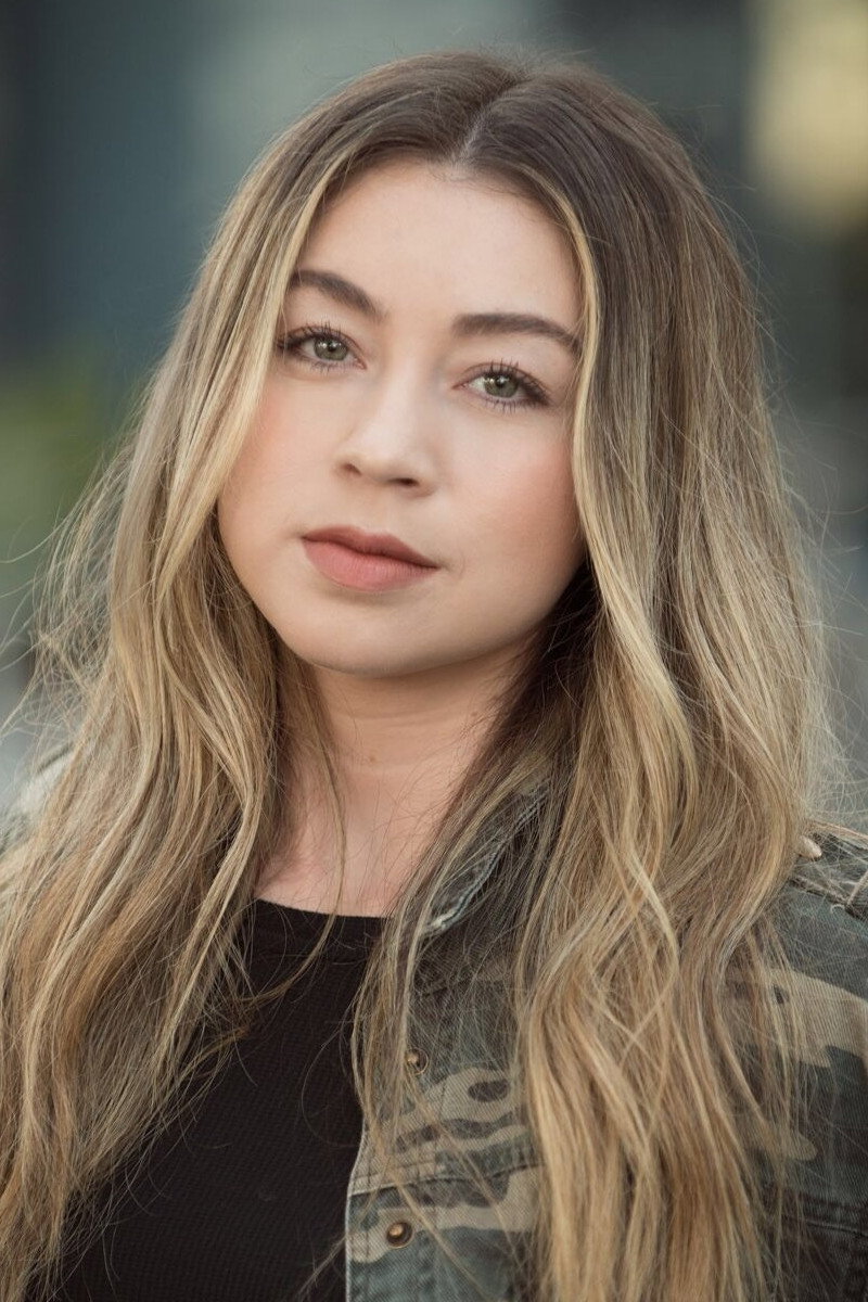 Shelby Duclos as Kelsey in First Date