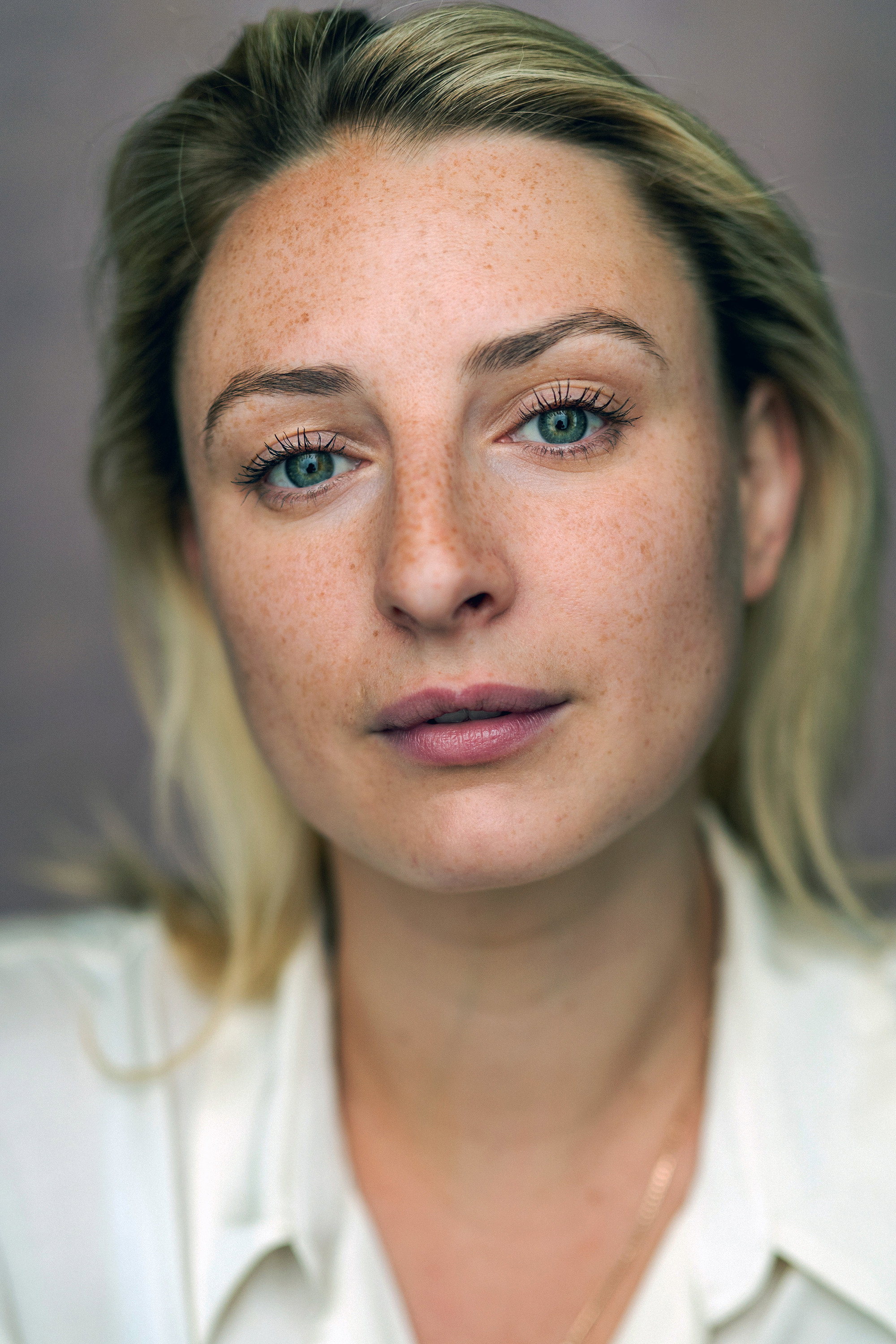 Lois Brabin-Platt as Lola in The Bezonians