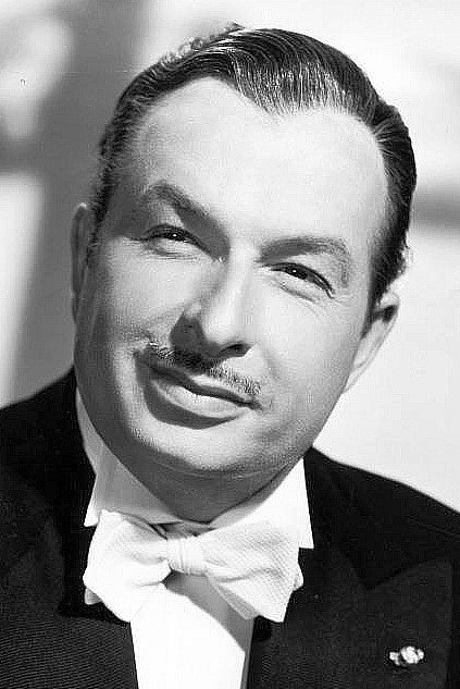 Xavier Cugat as se stesso in Donatella