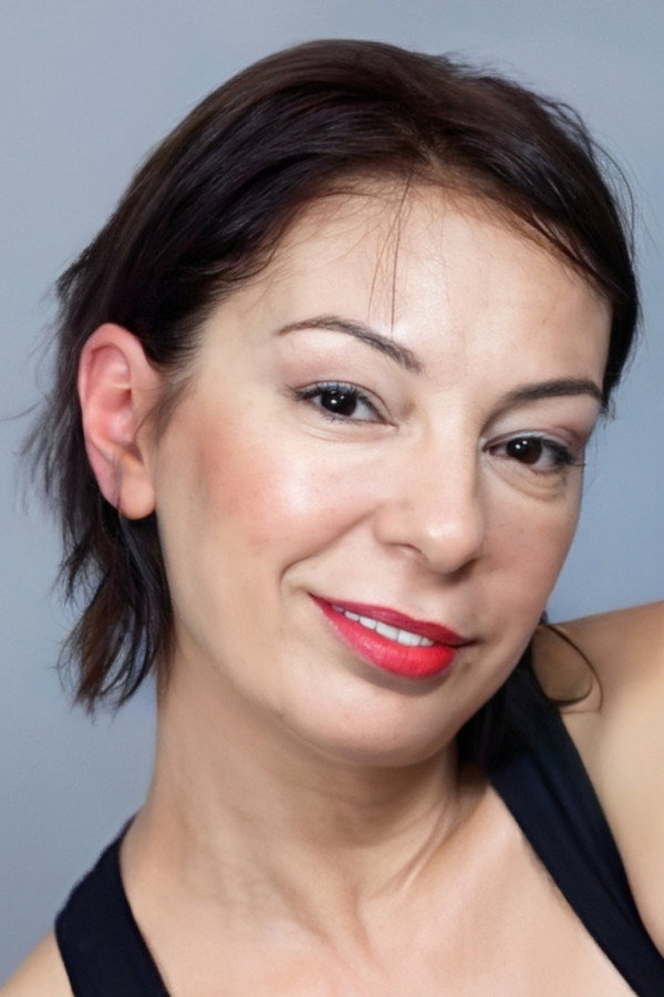 Müfide İnselel as Perihan Malaz in Parmaklıklar Ardında