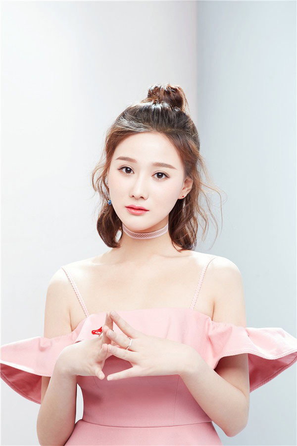 Pan Yiyi as Luo Xiaoxi in Love in Time