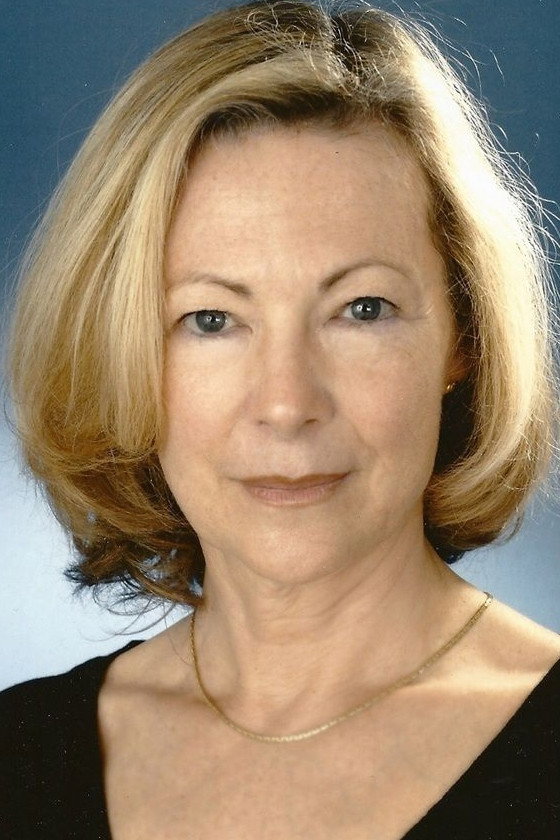 Jenny Arasse as Hélène in Like an Actress