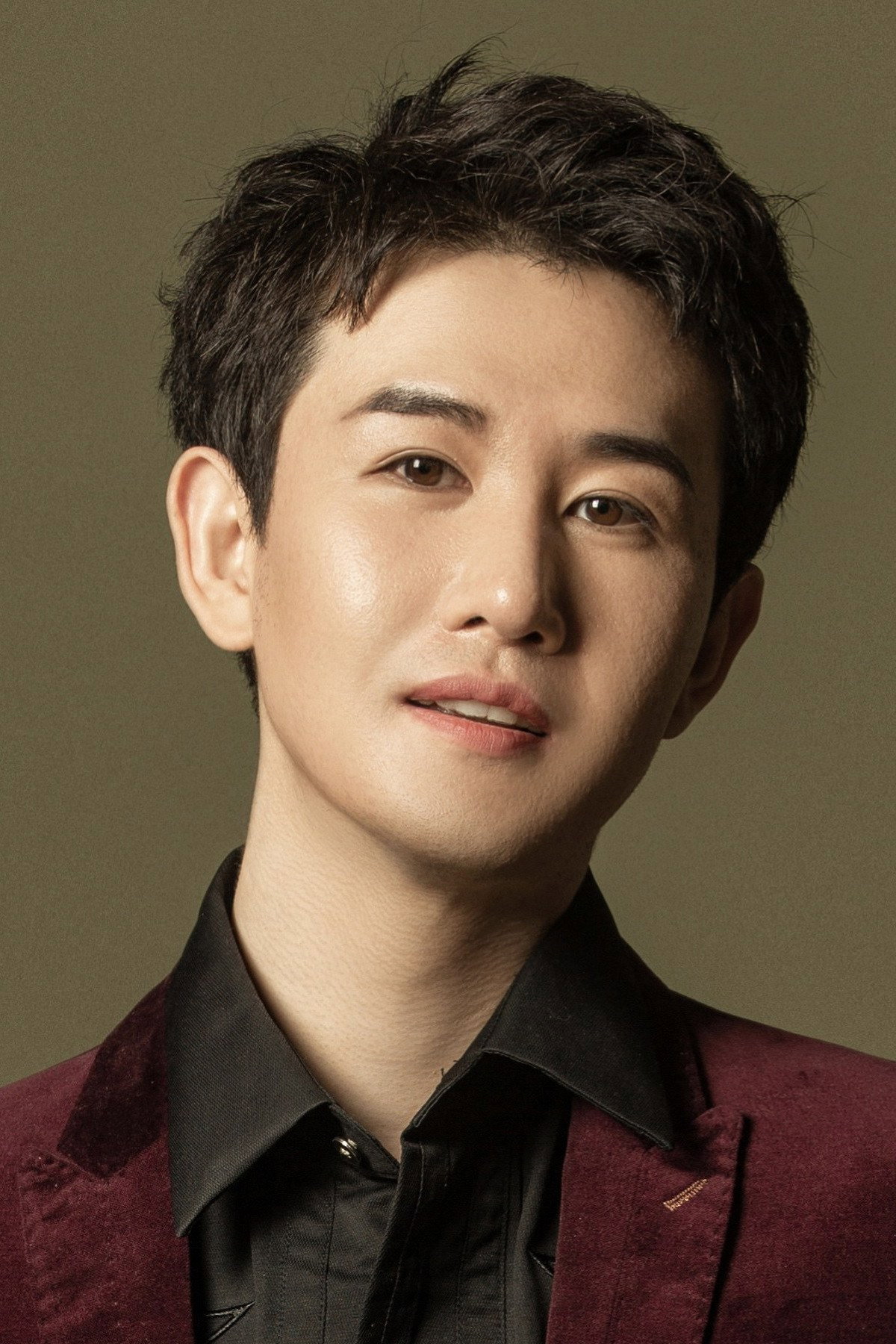 Chee Jun as 白天 in Hot Mom And Stubborn Dad