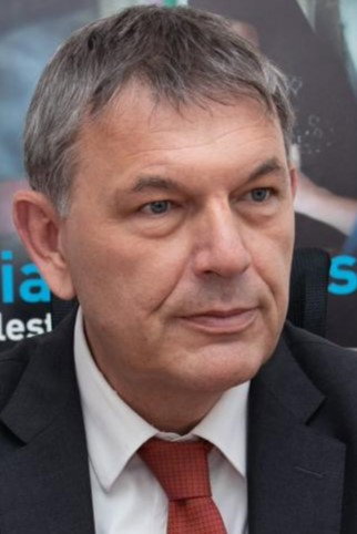 Philippe Lazzarini as Commissaire général de l'UNRWA in Philippe Lazzarini, 30 jours pour sauver l’UNRWA