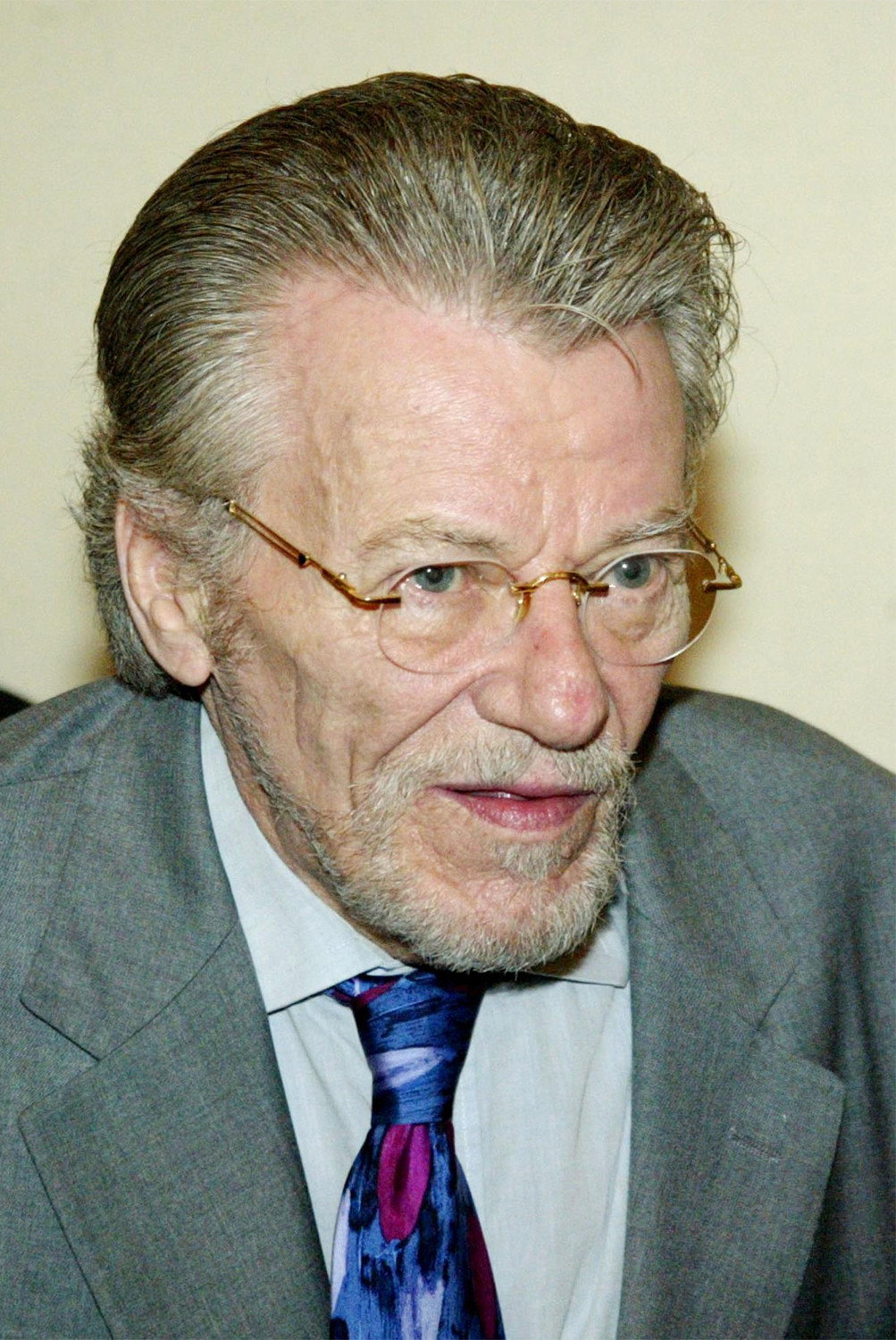 Πέτρος Φυσσούν as Father Grigoris in Οι ένοχοι