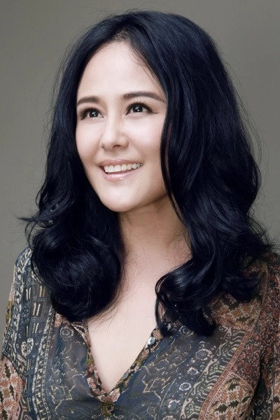 Li Lihong as Wu's Wife in Plain Shots