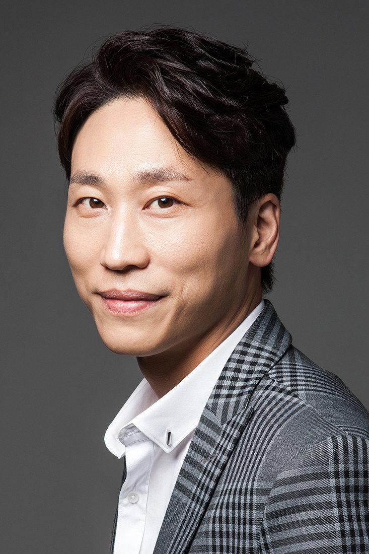 민성욱 as Prosecutor Choi in Woman with a Suitcase