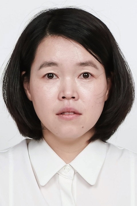 윤서정 as Kim Kyeong-ok in Silver Apricot