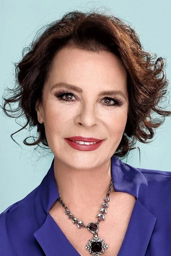Hülya Koçyiğit as Gül Deniz in Beklenen Şarkı