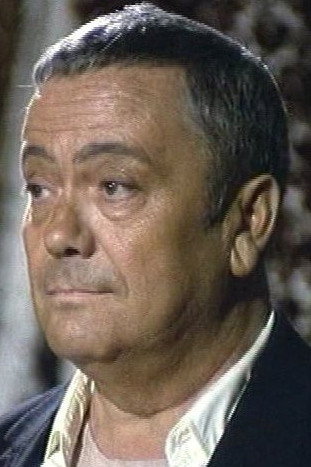 Emilio Rodríguez as Policía in Fulano y Mengano
