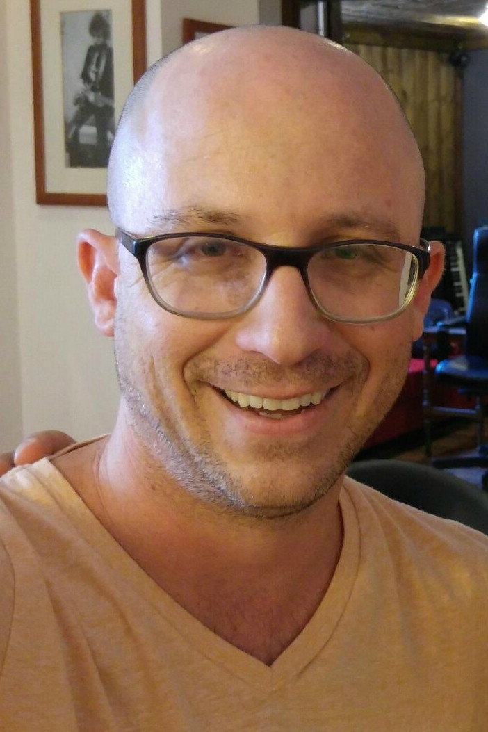 ערן זרחוביץ' as Erez Kleiner in Mesudarim