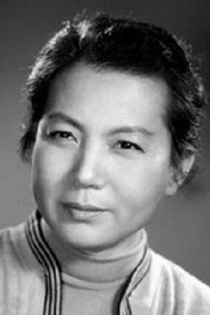 Che Yi as 老成婶 in Locust Tree Village