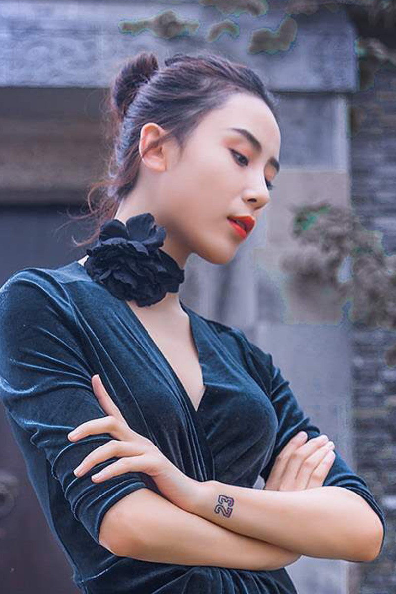 Yang Qiaoyue as 杨心曼 (Actor) in Armor Hero Hunter