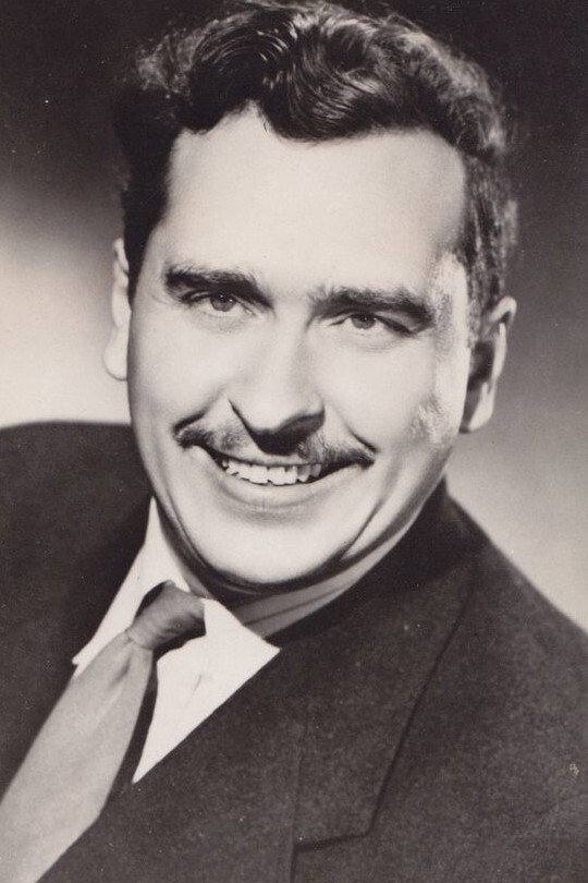 Rolland D'Amour as le détective in Le curé de village