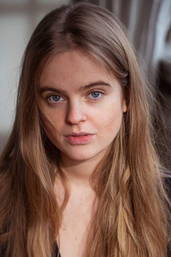 Stella Holzapfel as Melanie in Henry