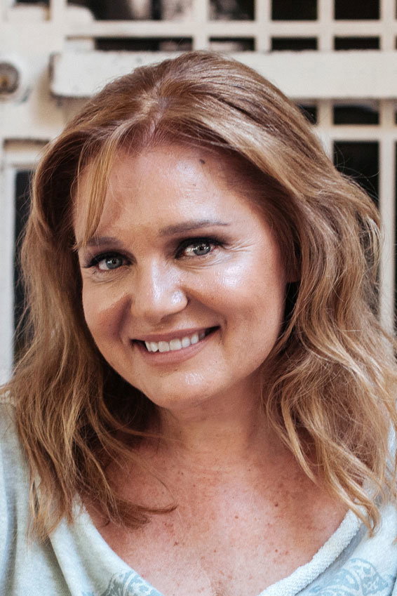 Μαρία Καβογιάννη as Maria in Maestro in Blue
