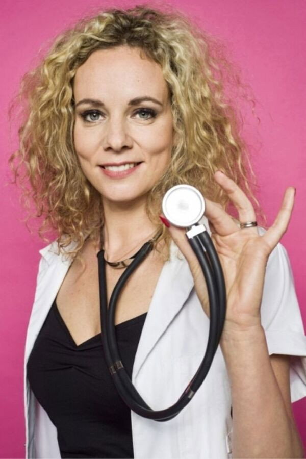 Sofie Lemmens as Self - Dokter in Is there a doctor in the room?