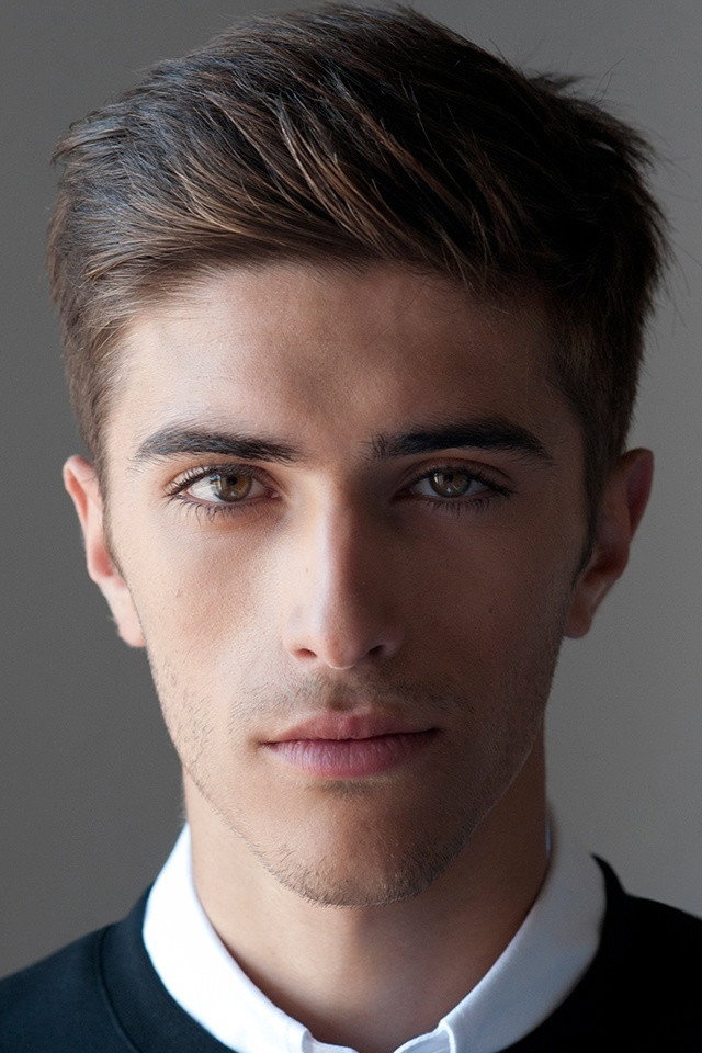 João Maria Maneira as Cris Vaz in Nazaré