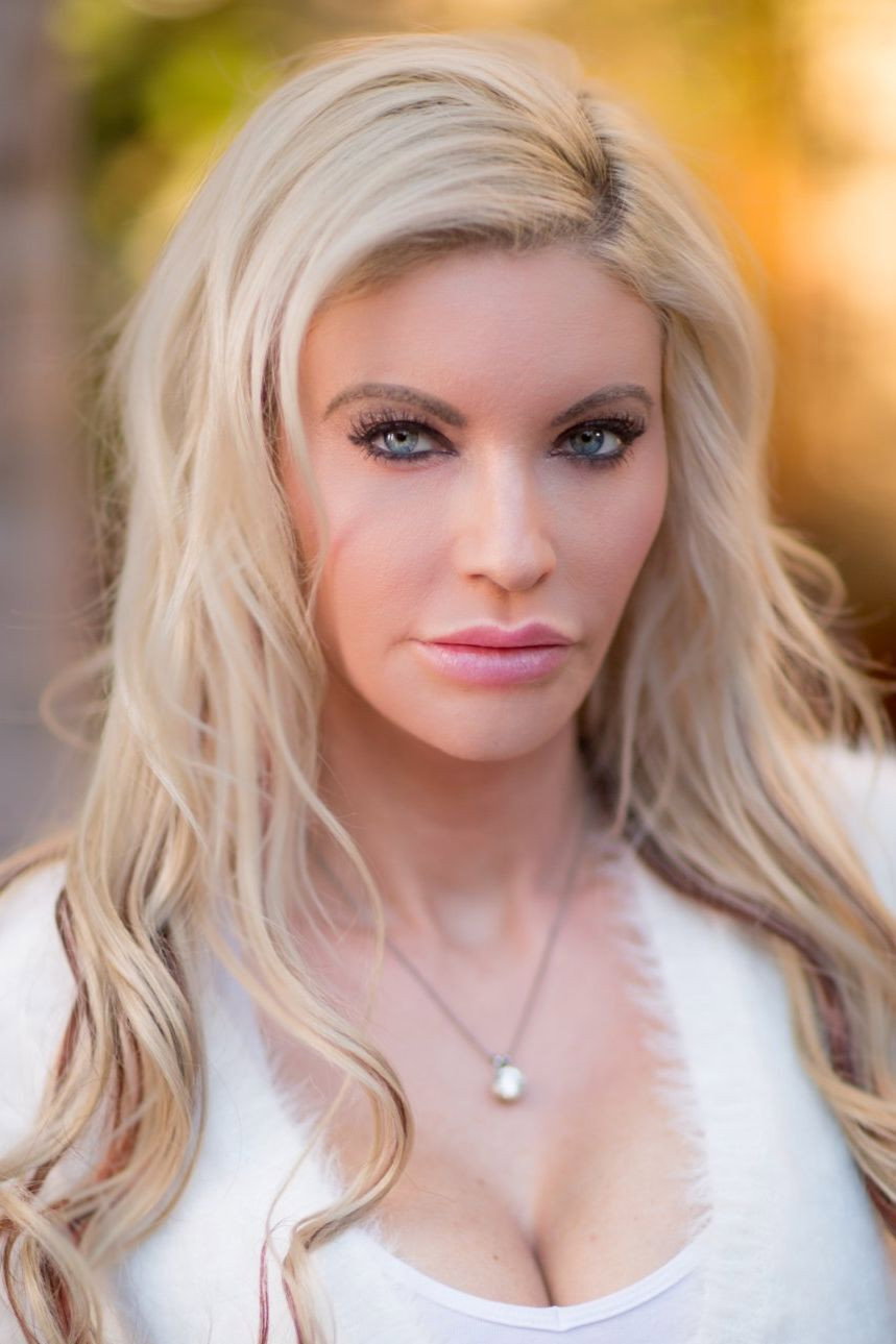 Tracy Lear as Enola in Another Plan from Outer Space: The Doomed