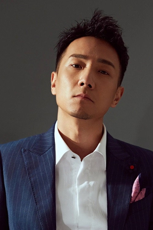 于笑 as Qu Guanghua in Caught in Time