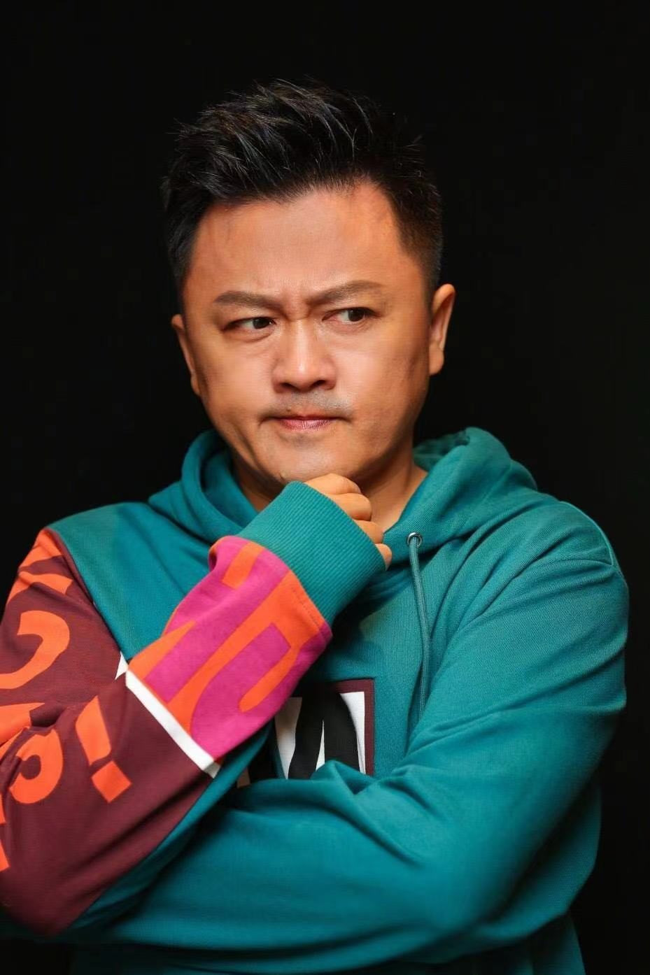 Yilun Xue as 徐卫东 in 向阳理发店