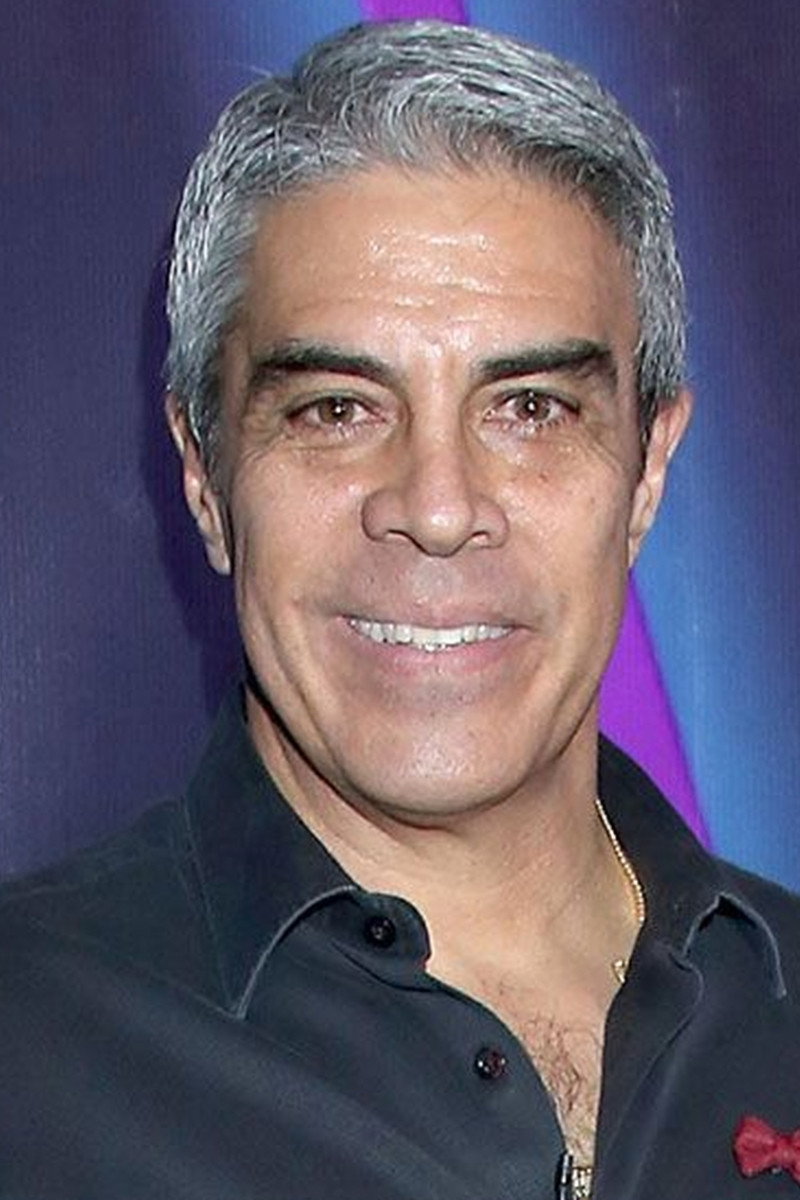 Luis Gatica as Pedro Arango in La Vecina