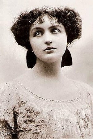 Sybil Rhoda as Sybil Wakeley in Downhill