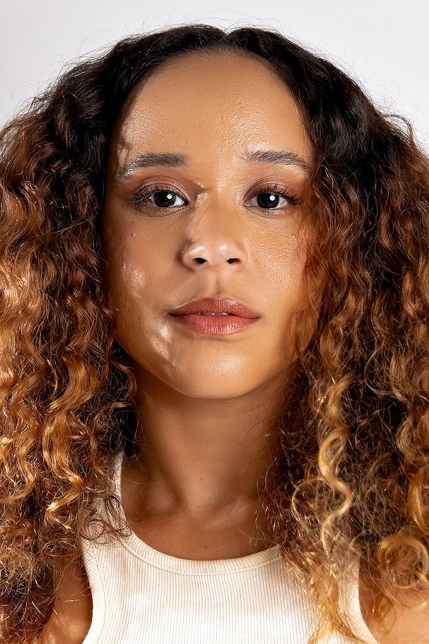 Mari Oliveira as Cecília in Time Switch