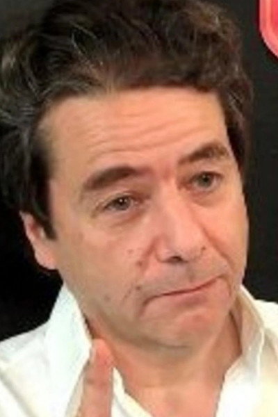 Olivier Dazat as le réceptionniste in Cineman
