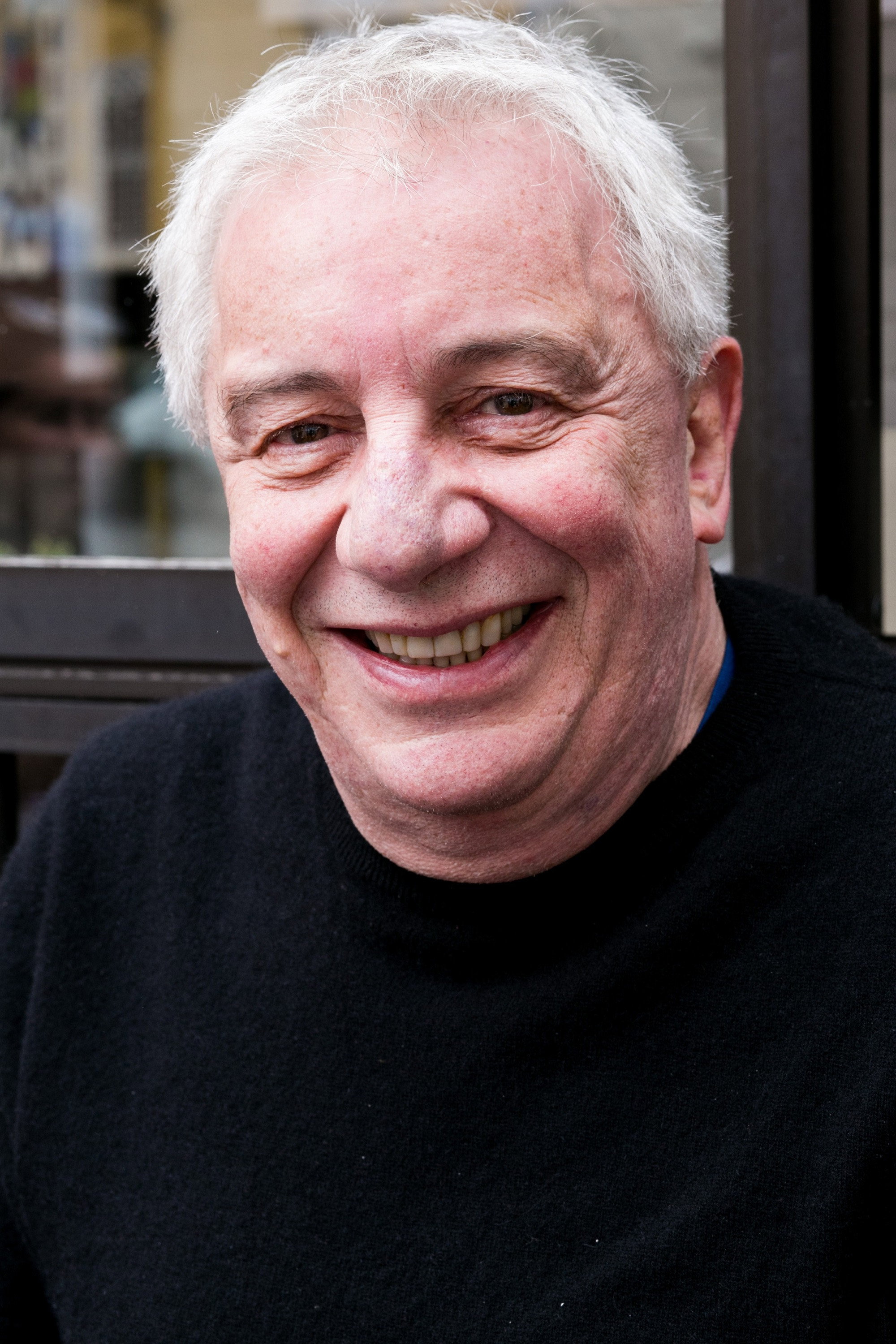 Marco Nanini as Otávio Montana in Walking the Clouds