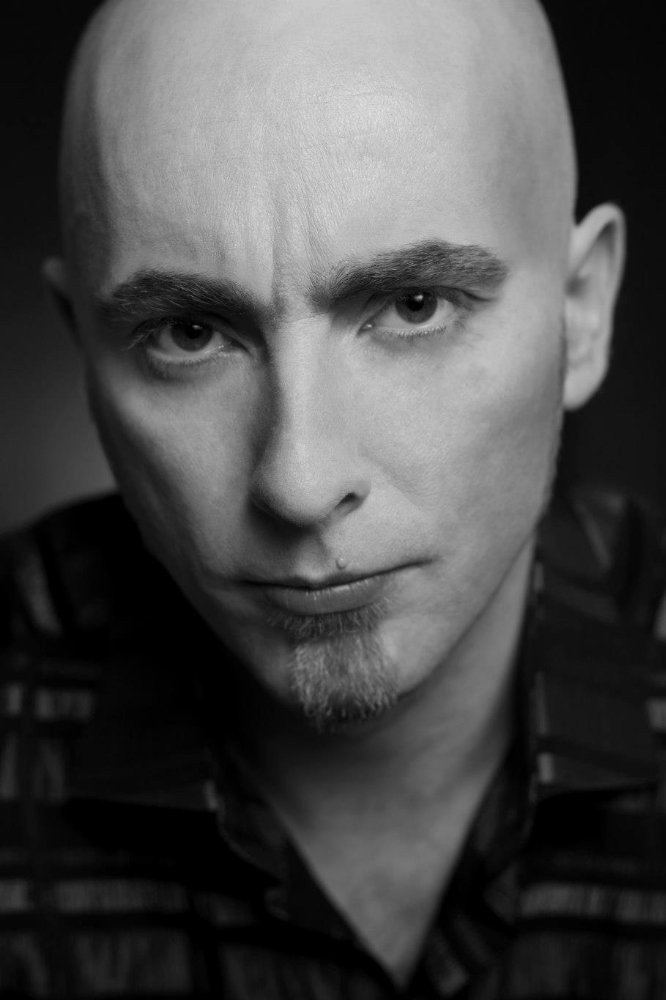 Rurik Sallé as Greg in Zmiéna