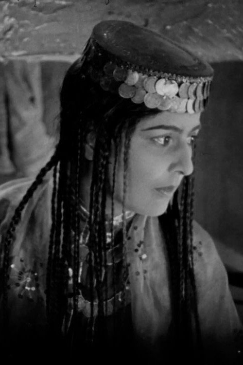 Assie Emir-zade as Sara in Alim