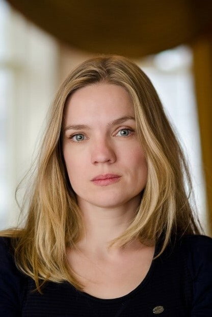 Anniek Pheifer as Eva in Mixed Up
