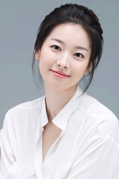 이시아 as Young-sil in The Queen Who Crowns