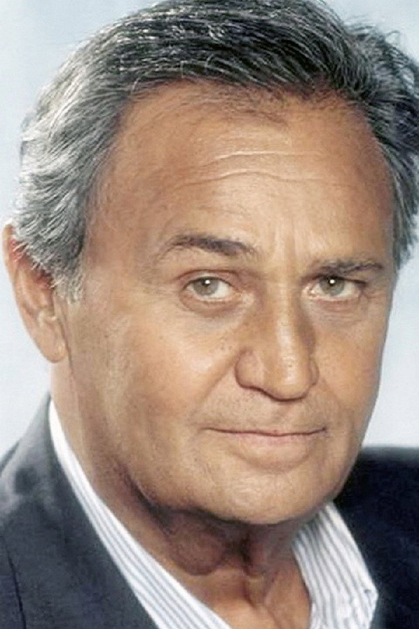 Roger Hanin as Captain Paolinelli in March on Rome
