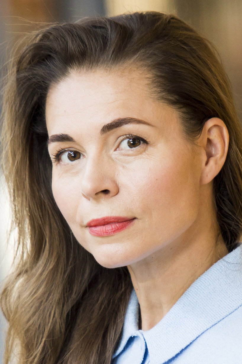 Kateřina Winterová as Pesla Tomanová in Toman